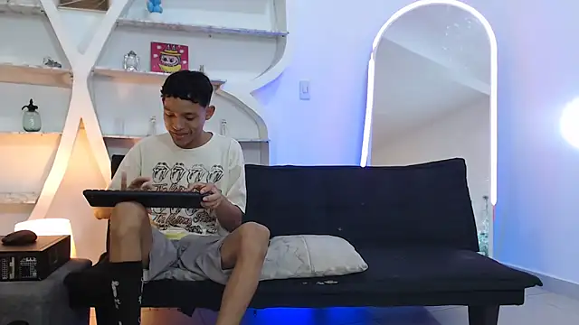 BEAUTY BOYS1 online show from November 6, 2025, 7:23 am