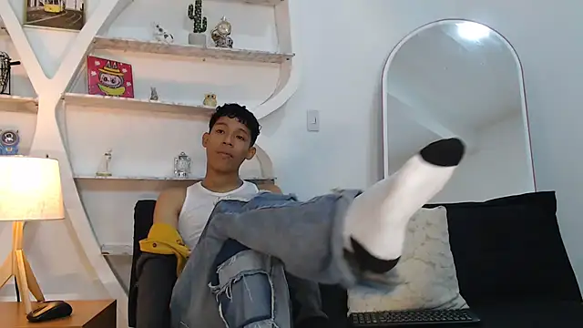 BEAUTY BOYS1 online show from September 12, 2025, 7:19 am