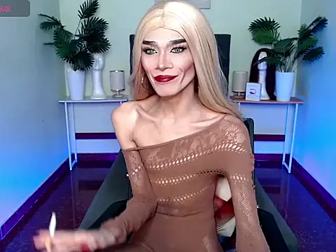 itsmeMonicaloove69 online show from October 13, 2025, 6:53 pm