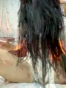 Leyleisanmay online show from December 17, 2025, 5:07 pm