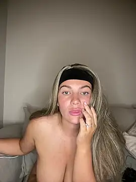 Snapshot of little_lola_x chatting on July 2, 2026, 9:10 pm little lola x online show from July 2, 2026, 9:10 pm