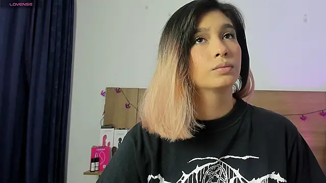 Snapshot of Akatsumi_ chatting on October 29, 2025, 9:36 pm Akatsumi online show from October 29, 2025, 9:36 pm