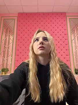 Snapshot of Sky_Cutie chatting on November 12, 2025, 5:00 am Sky Cutie online show from November 12, 2025, 5:00 am