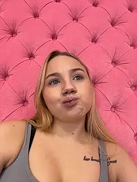 Snapshot of Sky_Cutie chatting on February 24, 2026, 7:42 am Sky Cutie online show from February 24, 2026, 7:42 am