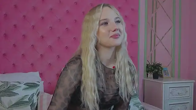 Snapshot of Sky_Cutie chatting on October 24, 2025, 5:39 am Sky Cutie online show from October 24, 2025, 5:39 am