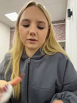 Snapshot of Sky_Cutie chatting on November 8, 2025, 4:05 am Sky Cutie online show from November 8, 2025, 4:05 am