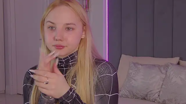 Sky Cutie online show from April 15, 2026, 4:29 am