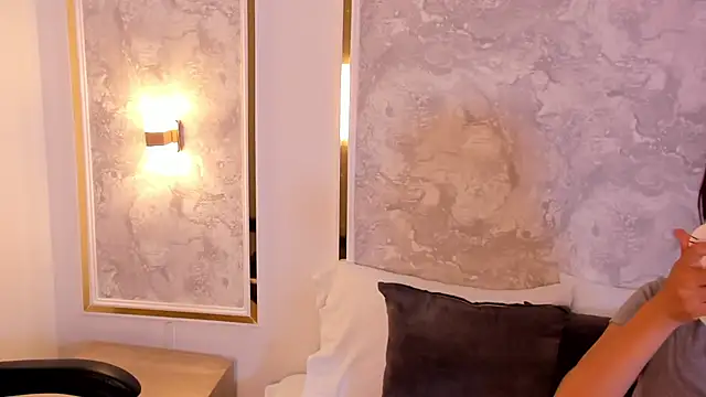 doll eyees  online show from December 3, 2025, 2:34 am