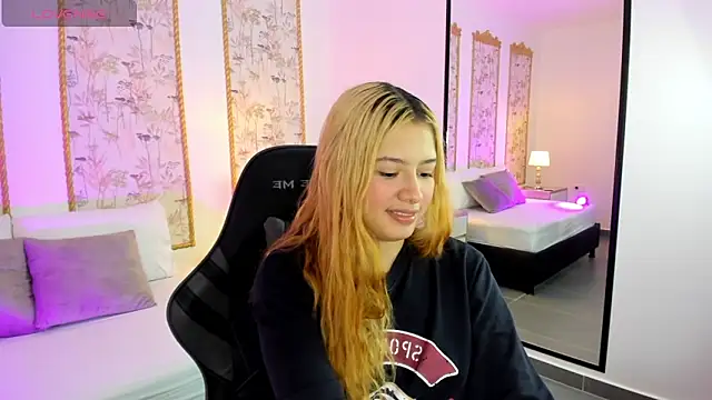 daniand  online show from November 1, 2025, 2:07 am