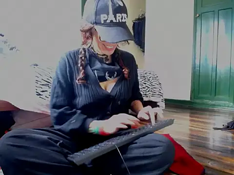 Snapshot of fenix_colette chatting on April 21, 2026, 7:20 pm fenix colette online show from April 21, 2026, 7:20 pm