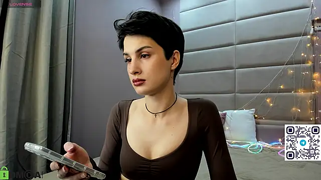 Adeline Perle online show from October 26, 2025, 2:12 am