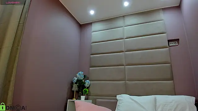 Adeline Perle online show from November 20, 2025, 1:17 am