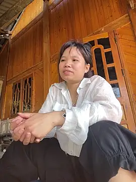 Snapshot of Ngoc-bbi chatting on May 5, 2026, 10:51 am Ngoc-bbi online show from May 5, 2026, 10:51 am