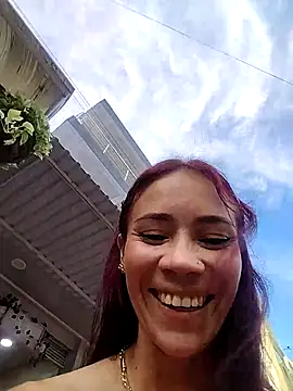 dulcelatin21 online show from November 1, 2025, 9:52 pm