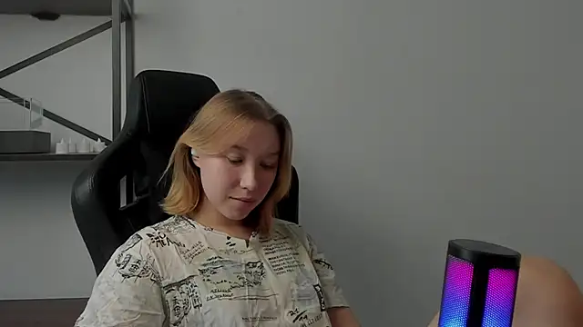 Snapshot of Agatha_May chatting on November 27, 2025, 8:04 am Agatha May online show from November 27, 2025, 8:04 am