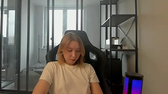 Snapshot of Agatha_May chatting on December 1, 2025, 8:04 am Agatha May online show from December 1, 2025, 8:04 am