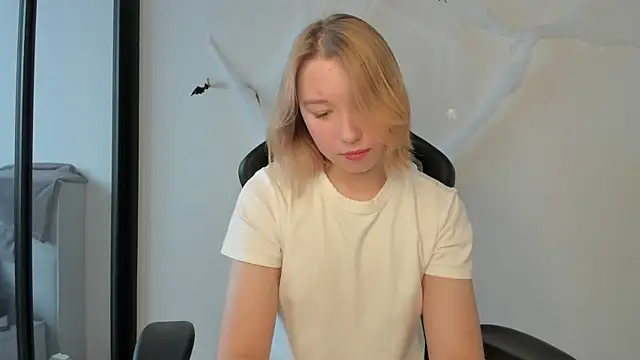 Snapshot of Agatha_May chatting on October 29, 2025, 4:44 am Agatha May online show from October 29, 2025, 4:44 am