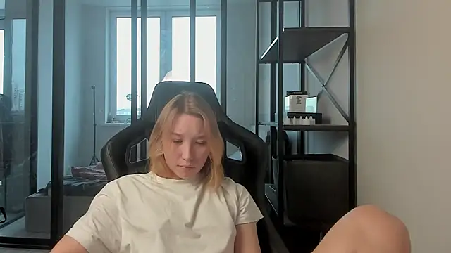 Snapshot of Agatha_May chatting on December 4, 2025, 8:13 am Agatha May online show from December 4, 2025, 8:13 am