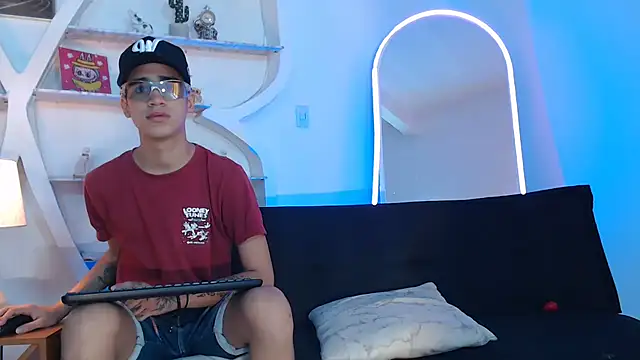 PRETTY FEM online show from September 12, 2025, 1:22 pm