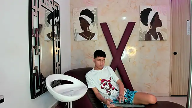 PRETTY FEM online show from March 31, 2026, 1:29 am