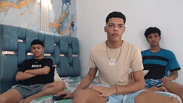 PRETTY FEM online show from March 17, 2026, 1:41 am