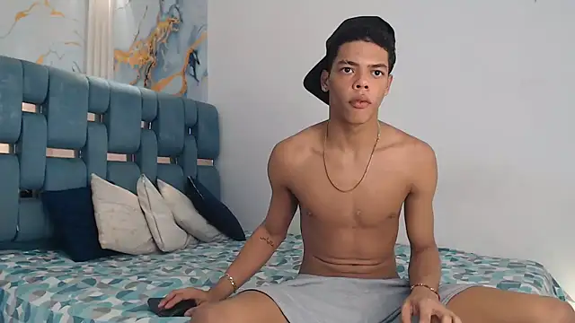 PRETTY FEM online show from February 28, 2026, 1:38 am