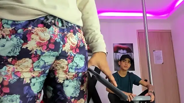 PRETTY FEM online show from October 21, 2025, 1:32 pm