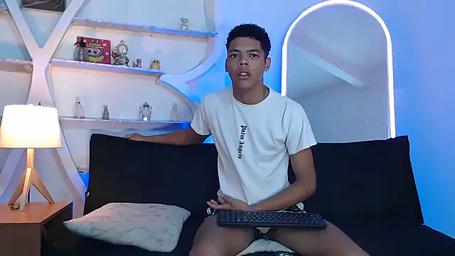 PRETTY FEM online show from September 26, 2025, 1:18 pm