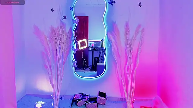 REINA ADAHARA online show from November 10, 2025, 10:53 am