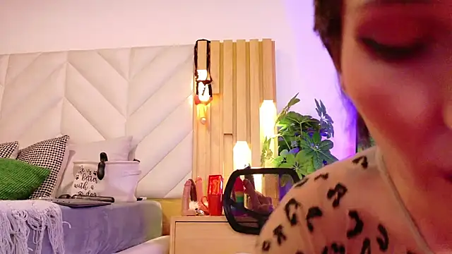 Zafiro Gem  online show from September 17, 2025, 7:38 pm