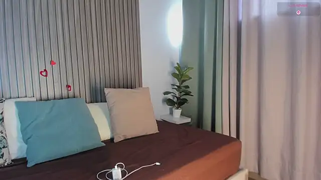 Snapshot of HelenaCole- chatting on February 14, 2026, 1:33 pm HelenaCole- online show from February 14, 2026, 1:33 pm