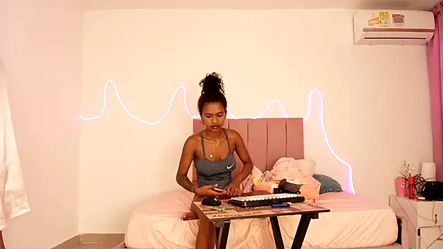 Valerin salazar online show from October 21, 2025, 1:21 pm