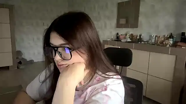 Snapshot of CarylWeatherholtz chatting on December 17, 2025, 12:32 pm CarylWeatherholtz online show from December 17, 2025, 12:32 pm