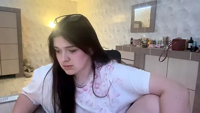 Snapshot of CarylWeatherholtz chatting on December 18, 2025, 12:20 pm CarylWeatherholtz online show from December 18, 2025, 12:20 pm