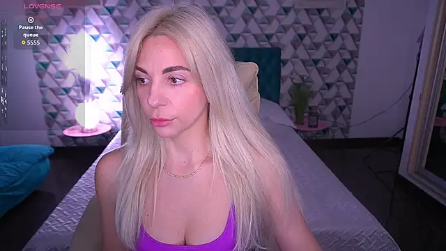 BellaRayyy online show from April 1, 2026, 12:50 pm