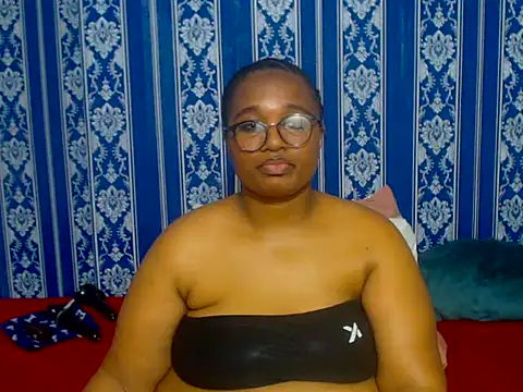 JUICEYLIPS333 online show from November 11, 2025, 7:41 pm