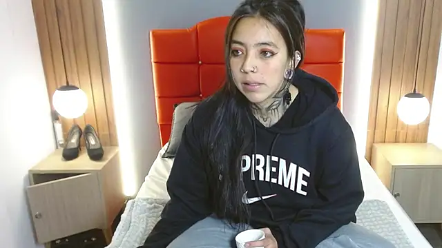 Snapshot of LiaMonroee_ chatting on February 17, 2026, 12:02 pm LiaMonroee online show from February 17, 2026, 12:02 pm