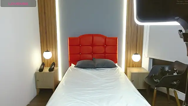 Snapshot of LiaMonroee_ chatting on February 13, 2026, 12:38 pm LiaMonroee online show from February 13, 2026, 12:38 pm