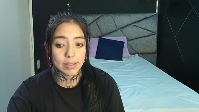 Snapshot of LiaMonroee_ chatting on November 30, 2025, 11:44 am LiaMonroee online show from November 30, 2025, 11:44 am