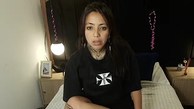 LiaMonroee  online show from April 15, 2026, 12:32 pm