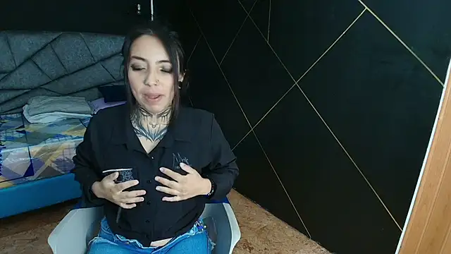 Snapshot of LiaMonroee_ chatting on November 5, 2025, 12:41 pm LiaMonroee online show from November 5, 2025, 12:41 pm