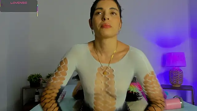 hailey hadid online show from November 12, 2025, 6:56 pm