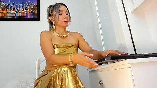 Snapshot of Ms_lunaRose chatting on June 14, 2026, 5:25 pm Ms lunaRose online show from June 14, 2026, 5:25 pm