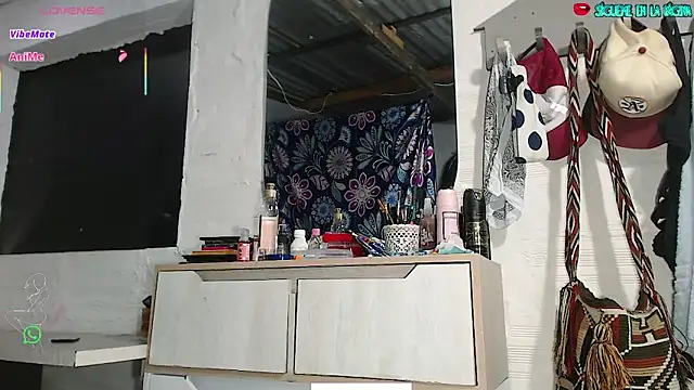 Snapshot of luisafe2025 chatting on October 29, 2025, 2:27 pm luisafe2025 online show from October 29, 2025, 2:27 pm