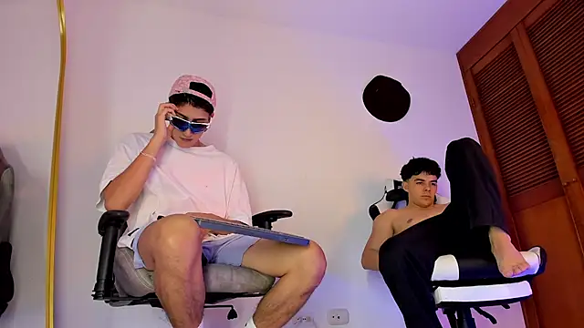 sotooliver3 online show from October 11, 2025, 8:43 pm