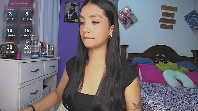 mia yireth online show from November 22, 2025, 12:43 am