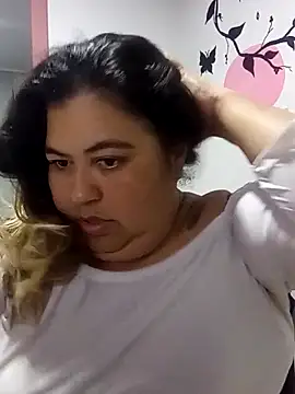 Snapshot of curvy_diva_ chatting on November 9, 2025, 10:19 am curvy diva online show from November 9, 2025, 10:19 am