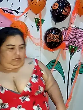 Snapshot of curvy_diva_ chatting on October 31, 2025, 11:18 am curvy diva online show from October 31, 2025, 11:18 am