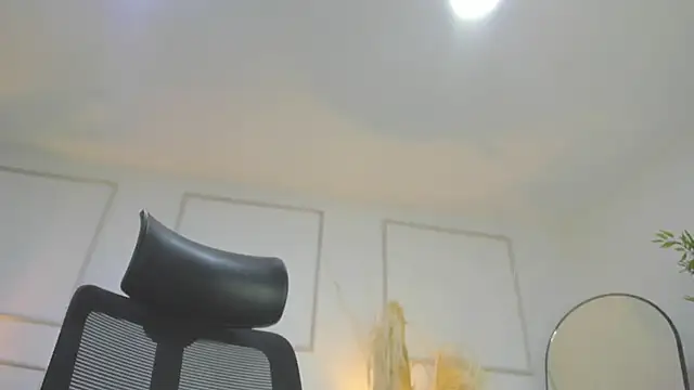 Emilywillis8 online show from October 28, 2025, 1:21 pm