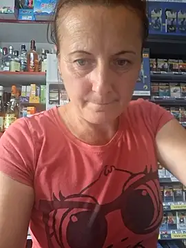 Snapshot of Fluturas2 chatting on September 8, 2025, 3:33 pm Fluturas2 online show from September 8, 2025, 3:33 pm